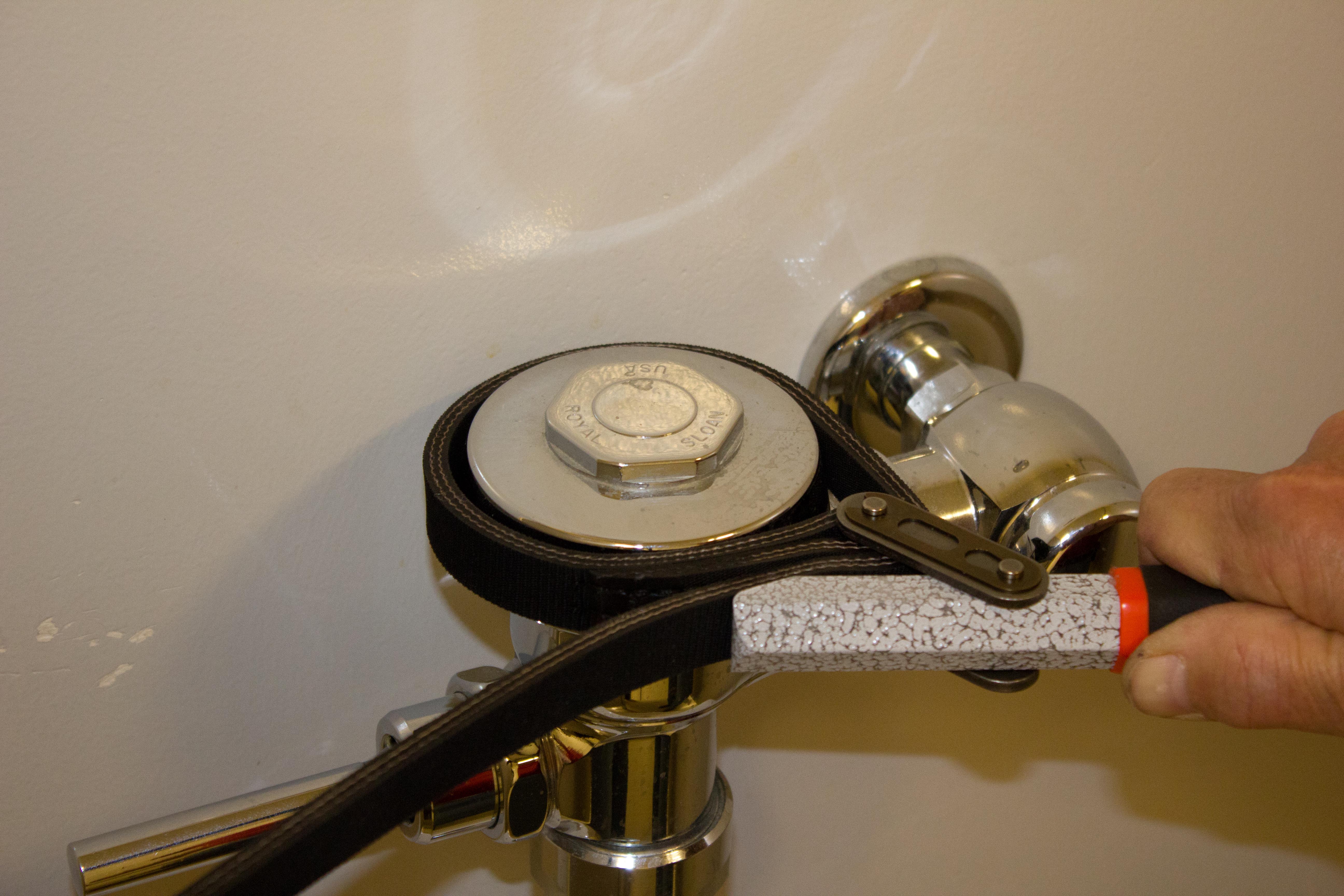 Round Wrench configured in a tight-clearance workspace